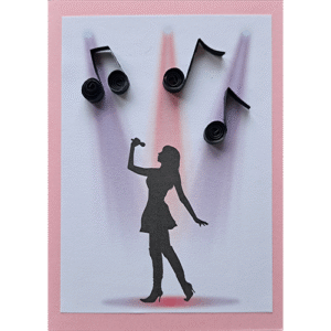 Sängering auf pinkem Hintergrund mit schwarzen Musiknoten