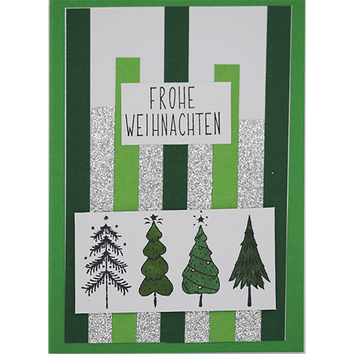 Weihnachtskarte mit Tannenbäumen dunkelgrün hochformat