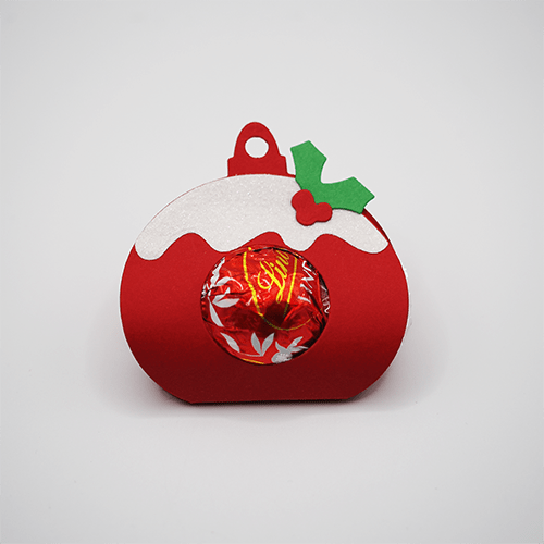 Christbaumkugel mit Lindtkugel in rot